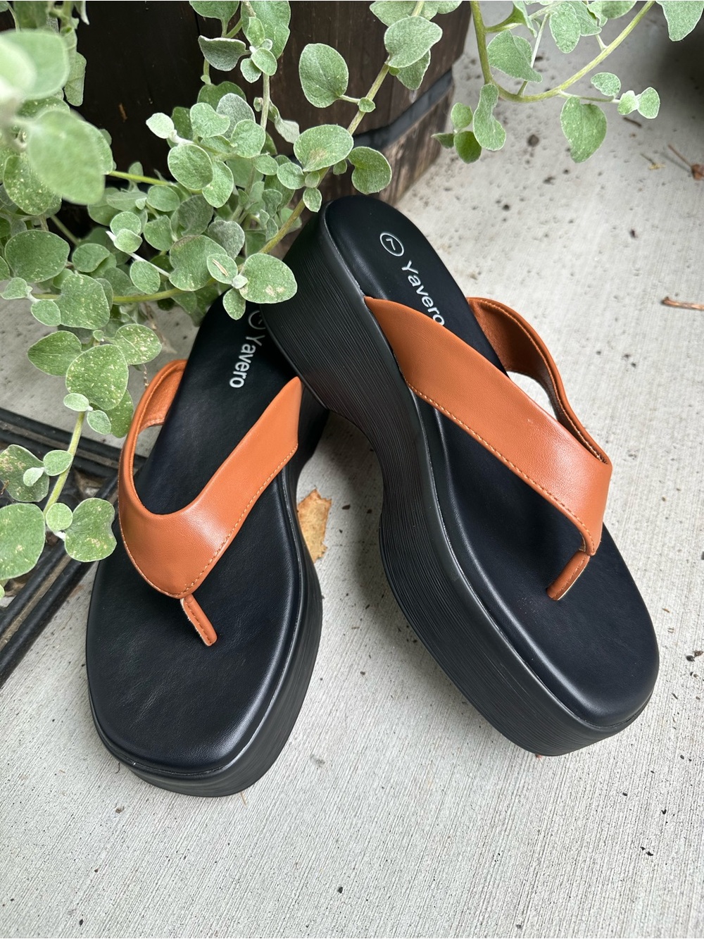 Women’s Brown Leather-Trim Platform Thong Sandals